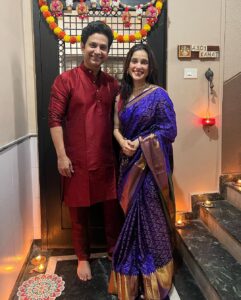 Priya Bapat Instagram - दिवाळीच्या खूप खूप शुभेच्छा 🪔 Saree @sawenchi