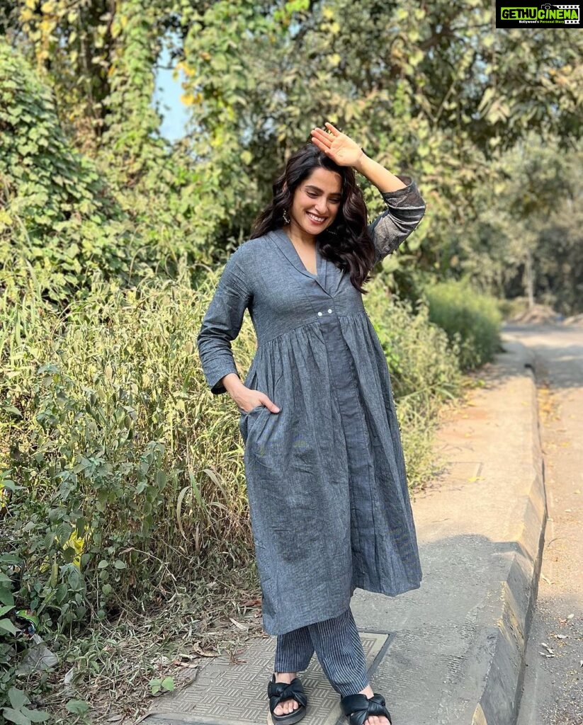 Priya Bapat Instagram - Sun kissed and all ☀ 🌻 Outfit @sawenchi