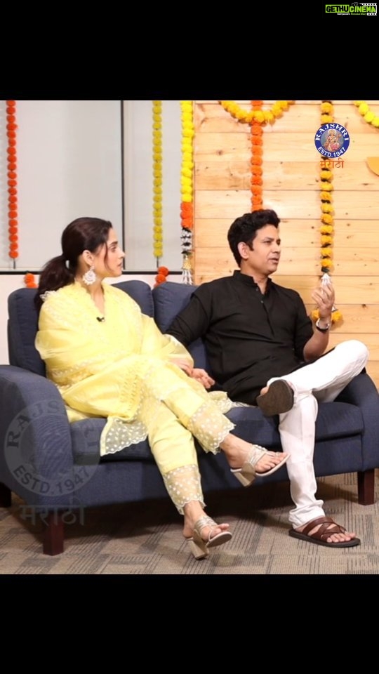 Priya Bapat Instagram - उमेशने शेअर केले 'जर तरची गोष्ट' या आपल्या नाटकाबद्दलचे खास अनुभव!❤️ दिवाळी पाडवा विशेष : प्रिया आणि उमेशची 'जर तरची गोष्ट'!♥️ संपूर्ण व्हिडिओ पहा राजश्री मराठीच्या युट्यूब आणि फेसबूक पेजवर!➡️ #DiwaliPadwa #Diwali2023 #Jartarchigoshta #RajshriMarathi #PriyaBapat #UmeshKamat