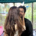 Priya Bapat Instagram - सगळ्यांसमोर प्रेम व्यक्त केलेलं मला भयंकर आवडतं 😘 तळटीप - खूप आवडीच्या गोष्टीला “भयंकर आवडणे” हे विशेषण माझी काकू द्यायची. “भयंकर” या शब्दाचा असाही वापर 😅