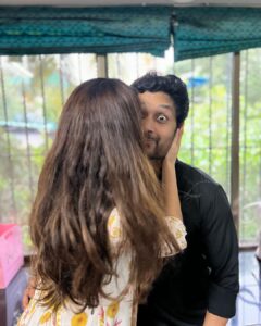 Priya Bapat Instagram - सगळ्यांसमोर प्रेम व्यक्त केलेलं मला भयंकर आवडतं 😘

तळटीप - खूप आवडीच्या गोष्टीला “भयंकर आवडणे” हे विशेषण  माझी काकू द्यायची. “भयंकर” या शब्दाचा असाही वापर 😅