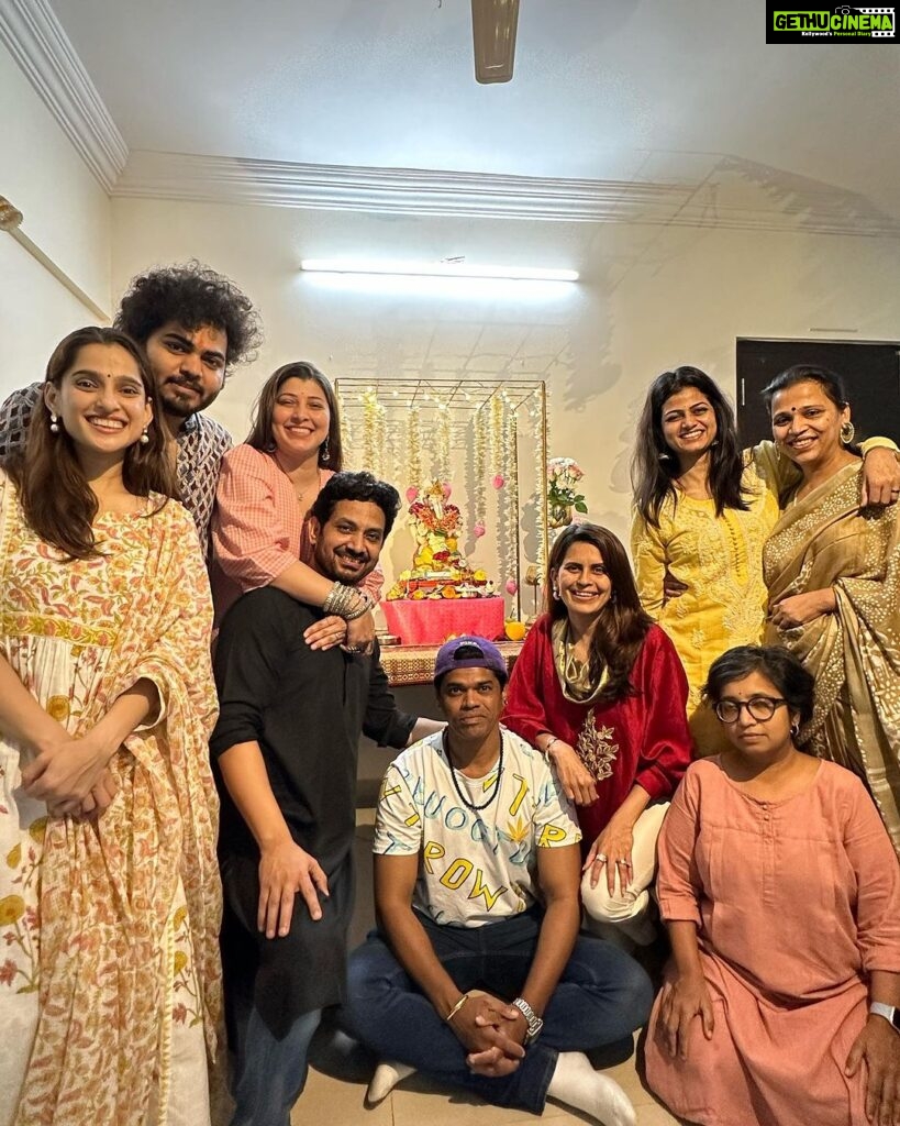 Priya Bapat Instagram - गौरी गणपती विसर्जन 🙏🏻 And … What a wonderful day spent with these fantastic people ❤️ Thank you for coming home and adding to the festive joy! Thank you @tara_c_tara For this lovely outfit ❤️