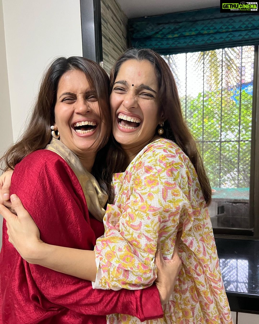 Priya Bapat Instagram - गौरी गणपती विसर्जन 🙏🏻 And … What a wonderful day spent with these fantastic people ❤️ Thank you for coming home and adding to the festive joy! Thank you @tara_c_tara For this lovely outfit ❤️
