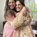 Priya Bapat Instagram - गौरी गणपती विसर्जन 🙏🏻 And … What a wonderful day spent with these fantastic people ❤️ Thank you for coming home and adding to the festive joy! Thank you @tara_c_tara For this lovely outfit ❤️