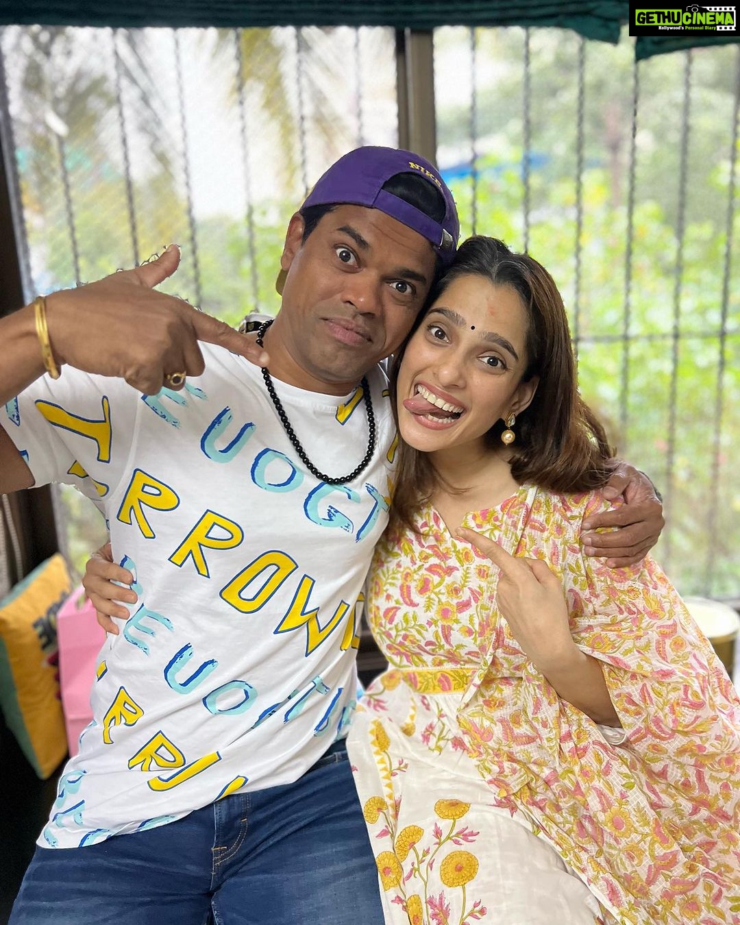 Priya Bapat Instagram - गौरी गणपती विसर्जन 🙏🏻 And … What a wonderful day spent with these fantastic people ❤️ Thank you for coming home and adding to the festive joy! Thank you @tara_c_tara For this lovely outfit ❤️