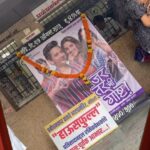 Priya Bapat Instagram - प्रेक्षकांच्या उत्स्फूर्त प्रतिसादात पार पडत आहेत ‘जर तरची गोष्ट’ या नाटकाचे प्रयोग... 🤩 खूप खूप धन्यवाद प्रेक्षक हो..!! 🙏🏼❤️ ‘जर तरची गोष्ट’ पुढील प्रयोग... ● शुक्रवार ८ सप्टेंबर रा. ९:३० वा. बालगंधर्व रंगमंदिर, पुणे ● शनिवार ९ सप्टेंबर सायं. ६:१५ वा. कालिदास कलामंदिर, नाशिक ● रविवार १० सप्टेंबर सायं. ४:०० वा.विष्णुदास भावे नाट्यगृह, वाशी ● गुरुवार १४ सप्टेंबर रा. ९:३० वा. यशवंतराव चव्हाण नाट्यगृह, कोथरूड, पुणे ● शुक्रवार १५ सप्टेंबर सायं. ४:३० वा. गडकरी रंगायतन, ठाणे ● शनिवार १६ सप्टेंबर दु. १२:४५ वा. बालगंधर्व रंगमंदिर, पुणे ● शनिवार १६ सप्टेंबर रा. ९:३० वा. राम कृष्ण मोरे प्रेक्षागृह, चिंचवड ● रविवार १७ सप्टेंबर सायं. ४:३० वा. आचार्य अत्रे रंगमंदिर, कल्याण ● रविवार २४ सप्टेंबर सायं. ४:३० वा. कालिदास नाट्यमंदिर, मुलुंड ● गुरुवार २८ सप्टेंबर दु. १२:३० वा. यशवंतराव चव्हाण नाट्यगृह, कोथरूड, पुणे ● शनिवार ३० सप्टेंबर सायं. ४:०० वा. श्री शिवाजी मंदिर, दादर Online Ticket Booking: https://in.bookmyshow.com/plays/jar-tar-chi-goshta/ET00364523 #jartarchigoshta #jtg #priyabapat #umeshkamat #aashutosh #pallaviajay #bookmyshow #marathiplay #mustwatch