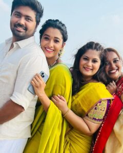Priya Bhavani Shankar Instagram - Hey yu beautiful bride @kavyavijay25 yea sure it’s your wedding & we rightfully had more fun than you 🤩😂 @carolmichel @rajvel.rs @ravansteve 

Saree @tamarachennai 
Accessories @pradejewels 
HMU @mua_vijisharath & team