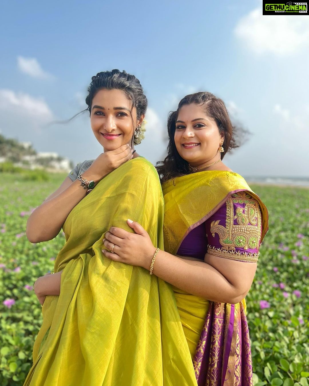 Priya Bhavani Shankar Instagram - Hey yu beautiful bride @kavyavijay25 yea sure it’s your wedding & we rightfully had more fun than you 🤩😂 @carolmichel @rajvel.rs @ravansteve Saree @tamarachennai Accessories @pradejewels HMU @mua_vijisharath & team