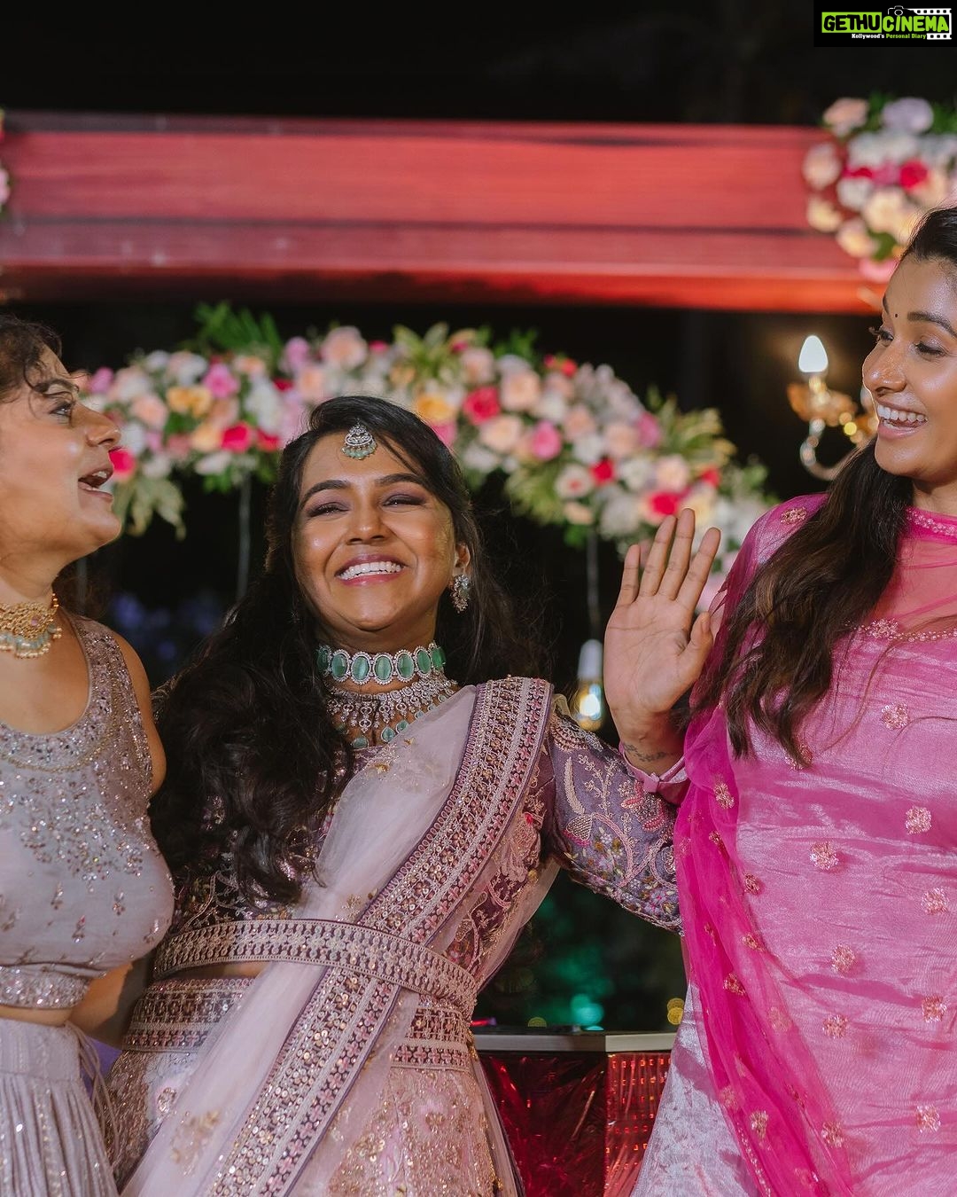 Priya Bhavani Shankar Instagram - Hey yu beautiful bride @kavyavijay25 yea sure it’s your wedding & we rightfully had more fun than you 🤩😂 @carolmichel @rajvel.rs @ravansteve Saree @tamarachennai Accessories @pradejewels HMU @mua_vijisharath & team