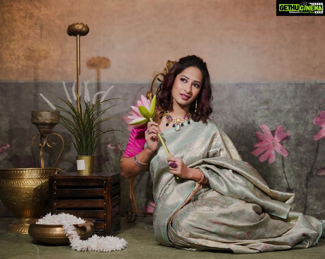 Priya Marathe Instagram - In frame : @priyamarathe ♥️ Makeup Artist : @youbyaboli Photography : @portraits_by_chinmay Outfit : @houseofhind Jewellery : @avante_in_artistic_pursuit Shoot managed by @youbyaboli . . . . #priyamarathe #actress #photoshoot #explore #marathiactress #oldsongs #instagood #instagram #tuzechmigeetgaatahe #pavitrarishta #fyp #punemakeupartist #maharashtrian #marathimulgi #trending #mumbaimakeupartist #celebritymakeupartist @maharashtrian_bride @marathi_weddingz @marathicelebrityofficial @marathi_celebrities_fc @marathiactresschannel @marathi_actress @instantmarathi_official @marathistar @marathi_weddings @priyamarathe.official @_priyamarathefc_