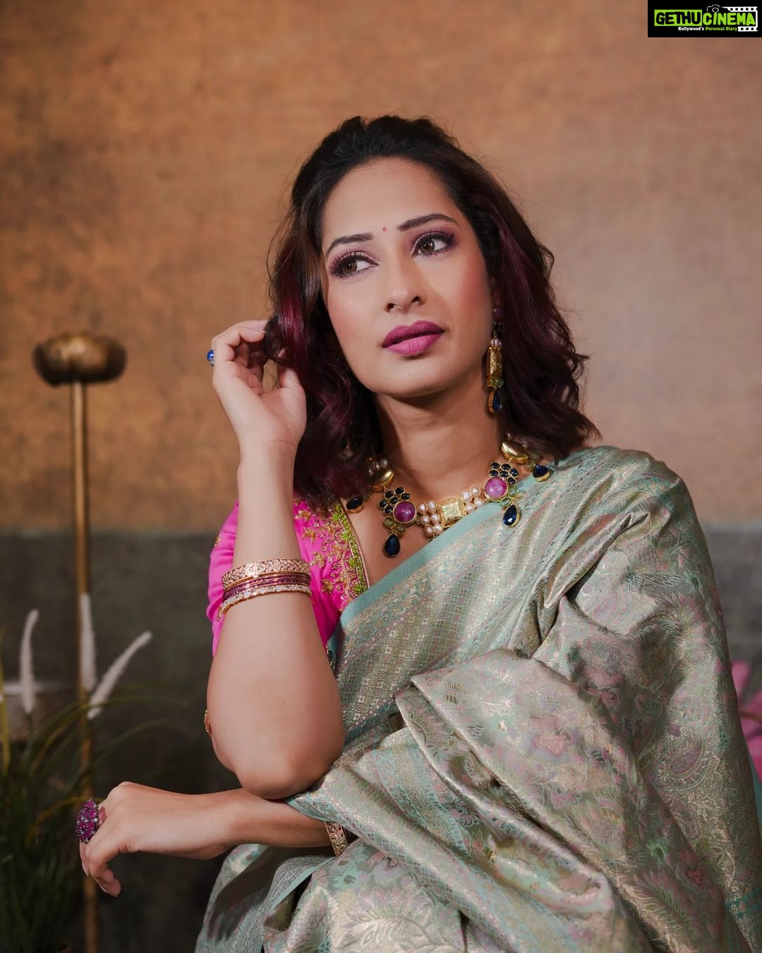Priya Marathe Instagram - In frame : @priyamarathe ♥️ Makeup Artist : @youbyaboli Photography : @portraits_by_chinmay Outfit : @houseofhind Jewellery : @avante_in_artistic_pursuit Shoot managed by @youbyaboli . . . . #priyamarathe #actress #photoshoot #explore #marathiactress #oldsongs #instagood #instagram #tuzechmigeetgaatahe #pavitrarishta #fyp #punemakeupartist #maharashtrian #marathimulgi #trending #mumbaimakeupartist #celebritymakeupartist @maharashtrian_bride @marathi_weddingz @marathicelebrityofficial @marathi_celebrities_fc @marathiactresschannel @marathi_actress @instantmarathi_official @marathistar @marathi_weddings @priyamarathe.official @_priyamarathefc_