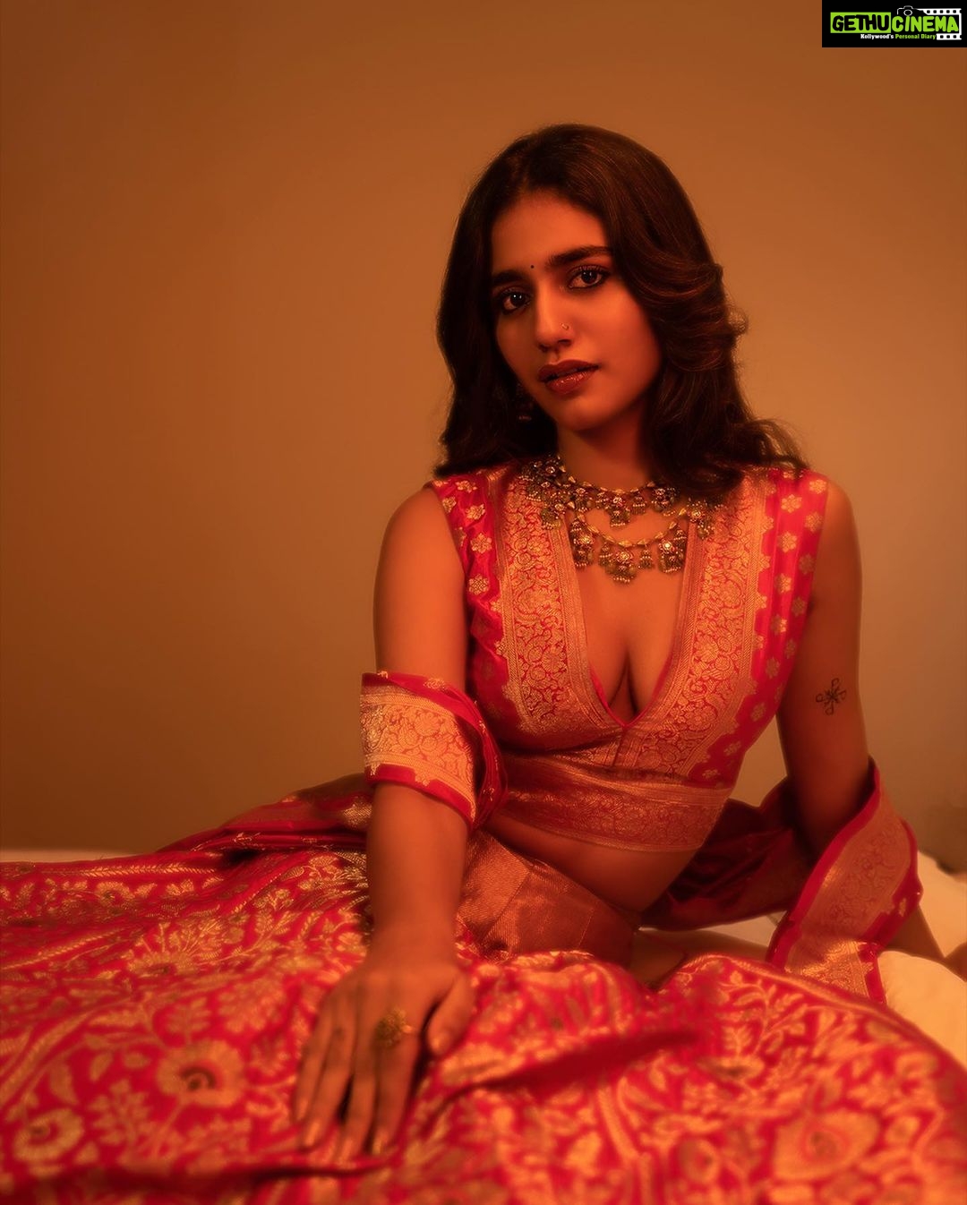 Priya Varrier Instagram - For Kalyan Navaratri🌷 Wearing: @madebymilankochi Styling: @ashna_aash_ Hair: @simran21089 Jewellery: @kalyanjewellers_official Photography: @albert_will.i.am