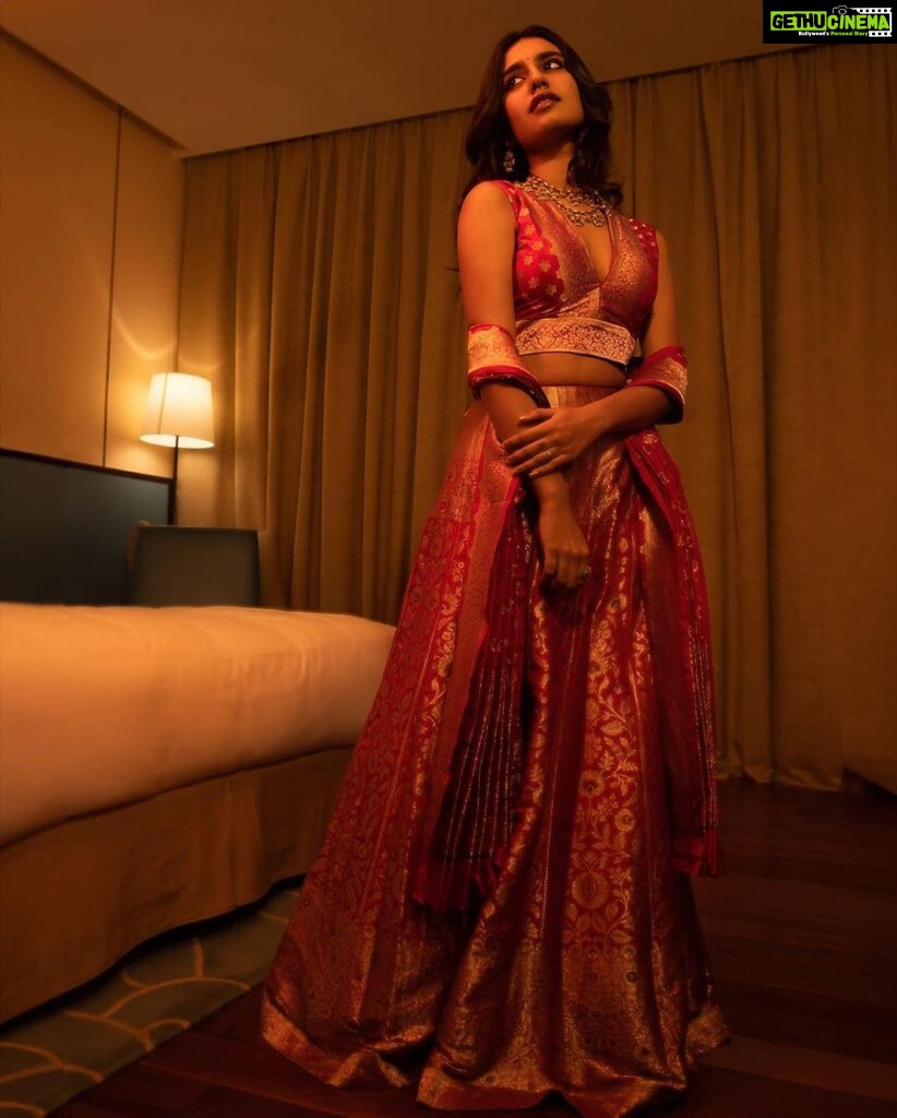 Priya Varrier Instagram - For Kalyan Navaratri🌷 Wearing: @madebymilankochi Styling: @ashna_aash_ Hair: @simran21089 Jewellery: @kalyanjewellers_official Photography: @albert_will.i.am