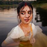 Priya Varrier Instagram – അവളുടെ കണ്ണുകളെയ്ത അമ്പുകൾ…🪷

Photography: @a_isography 
HMU: @sreegeshvasan_makeupartist 
Wearing: @jaanki_sarees_