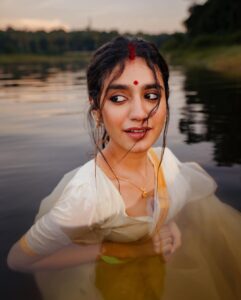 Priya Varrier Instagram - അവളുടെ കണ്ണുകളെയ്ത അമ്പുകൾ…🪷

Photography: @a_isography 
HMU: @sreegeshvasan_makeupartist 
Wearing: @jaanki_sarees_