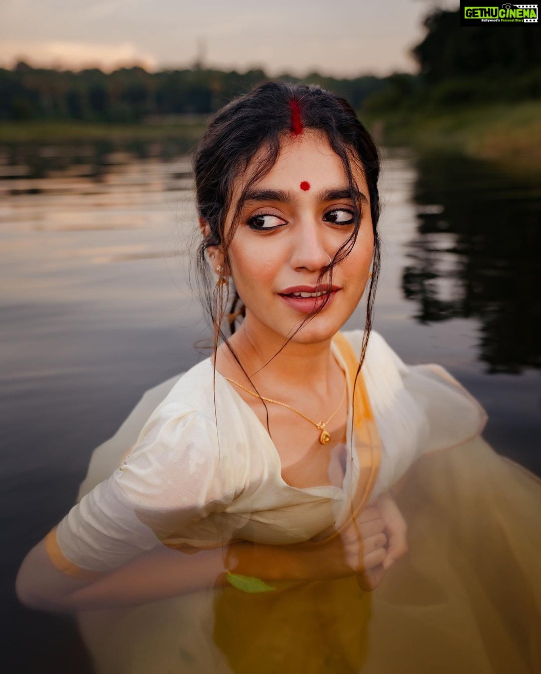 Priya Varrier - 522.4K Likes - അവളുടെ കണ്ണുകളെയ്ത അമ്പുകൾ…🪷
Photography: @a_isography
HMU: @sreegeshvasan_makeupartist
Wearing: @jaanki_sarees_