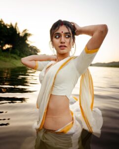 Priya Varrier Instagram - അവളുടെ കണ്ണുകളെയ്ത അമ്പുകൾ…🪷

Photography: @a_isography 
HMU: @sreegeshvasan_makeupartist 
Wearing: @jaanki_sarees_