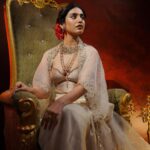 Priya Varrier Instagram - तुझे याद कर लिया है आयात की तरह….🥀 Styling: @amritha_lakshmi___ @styledby_al_ Photography: @merin__georg HMU: @neethu_makeupartist Wearing: @kalaakaari Jewellery: @kalyanjewellers_official Decor: @oakstreetevent BTS: @__naim.___ Studio: @tinyturtle.media Special thanks: Arjun Babu @khali_proud