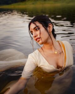 Priya Varrier Instagram - അവളുടെ കണ്ണുകളെയ്ത അമ്പുകൾ…🪷

Photography: @a_isography 
HMU: @sreegeshvasan_makeupartist 
Wearing: @jaanki_sarees_