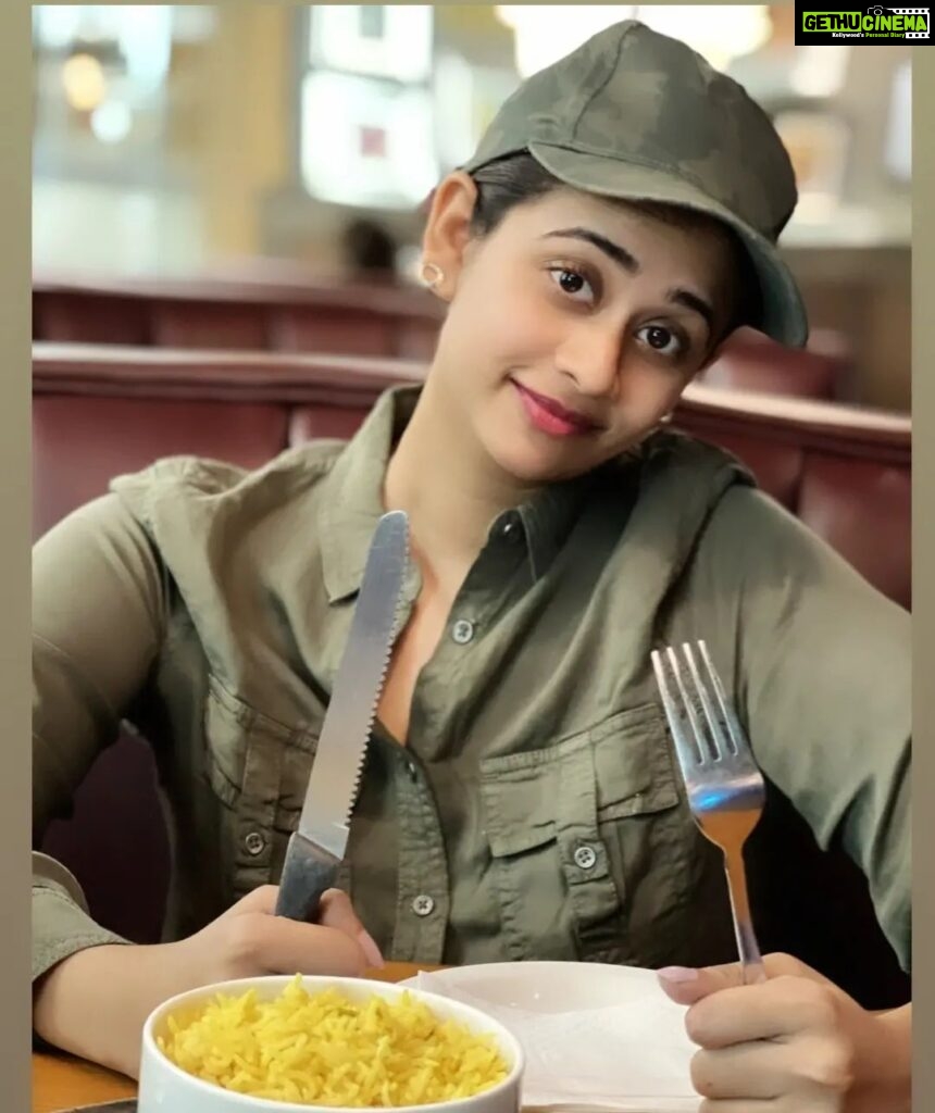 Priyaa Lal Instagram - Good Food + Good company= Makes your soul happy 🥰 #instagood #goodfood #happy #foodporn #foodstagram #instafood #dinner #yummy #candid