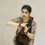 Priyaa Lal Instagram - Dancing to one of my favorite romantic songs ever #ennavale ❤💃 #tamil #instadaily #sunday #dancing #ennavale #kadhalan #dancereels #arrahman #instagram #dancer #love #instadance #weekendvibes #reels #dance #indianclassicaldance