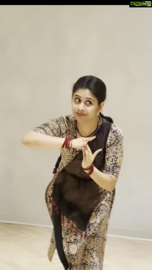 Priyaa Lal Instagram - Dancing to one of my favorite romantic songs ever #ennavale ❤💃 #tamil #instadaily #sunday #dancing #ennavale #kadhalan #dancereels #arrahman #instagram #dancer #love #instadance #weekendvibes #reels #dance #indianclassicaldance