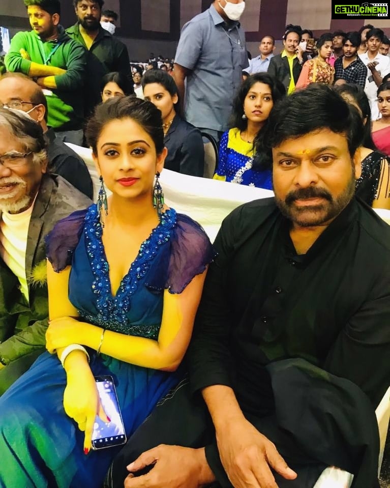 Priyaa Lal Instagram - Moment of the day ❤ With the one and only chiranjeevi garu #chiranjeevi #telugu #filmawards #2021 Novotel Hyderabad Convention Centre