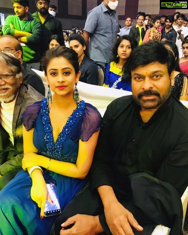 Priyaa Lal - 1.3K Likes - Moment of the day ❤
With the one and only chiranjeevi garu
#chiranjeevi #telugu #filmawards #2021