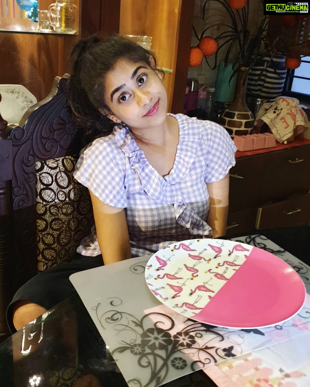 Priyaa Lal - 1.3K Likes - Waiting for dinner be like ..
#sunday #dinner