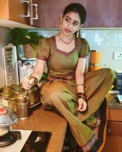 Priyaa Lal Instagram - Happy Sankranti and Happy Pongal to all 
🌼🌸❤

Little helper in the kitchen gearing up for sankranti

#sankranti #pongal  #bhogi #celebrations #festival
#vibes  #2021