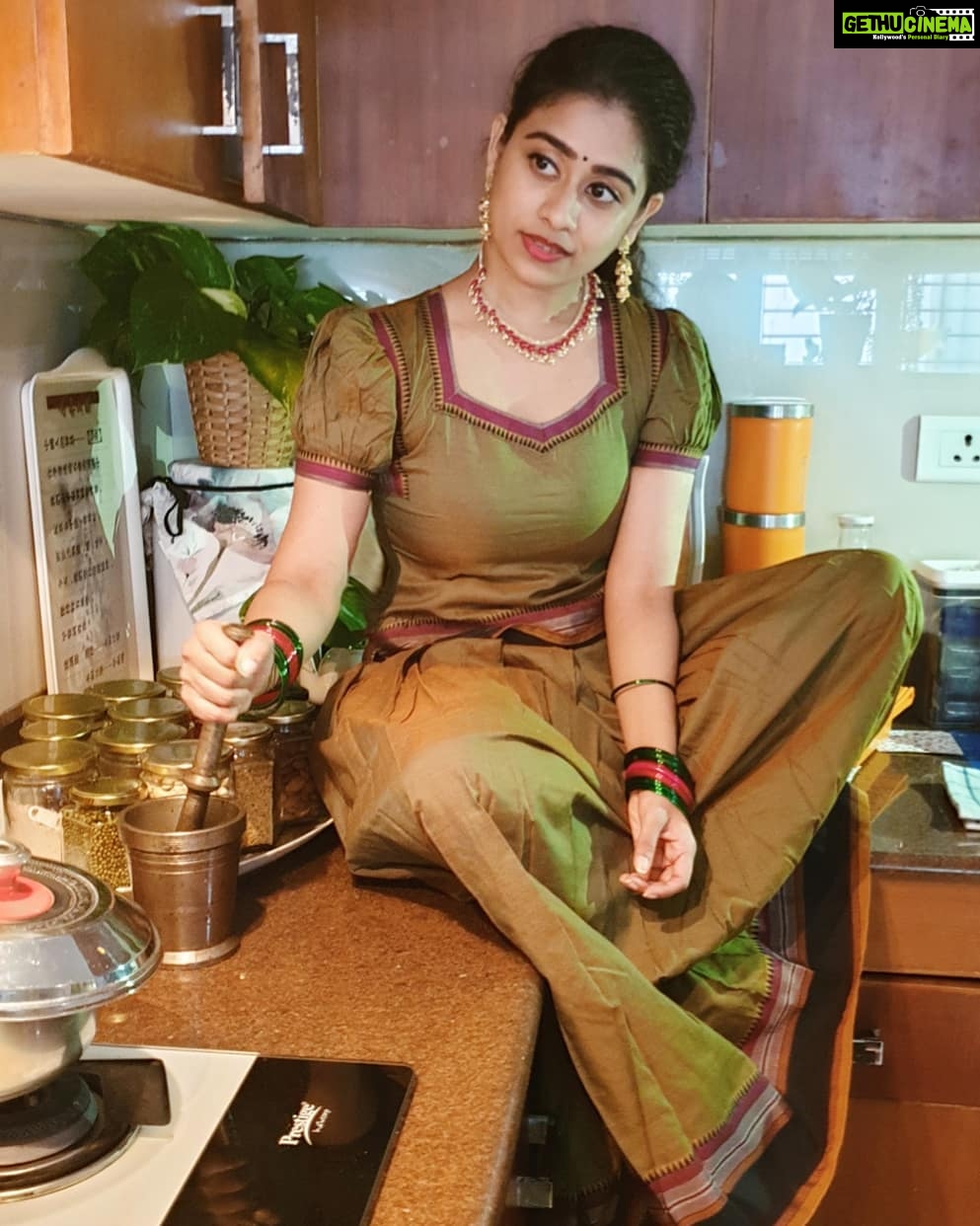 Priyaa Lal - 2.4K Likes - Happy Sankranti and Happy Pongal to all
š¼šøā¤
Little helper in the kitchen gearing up for sankranti
#sankranti #pongal #bhogi #celebrations #festival
#vibes #2021