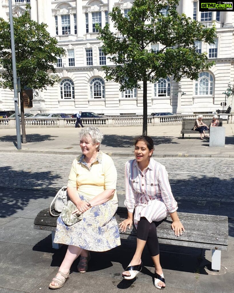 Priyaa Lal Instagram - This time last year in Liverpool Times wen u didn't have to follow social distancing 😄 #happysouls #tbt #liverpool #summer #memories Liver Building Liverpool Docks