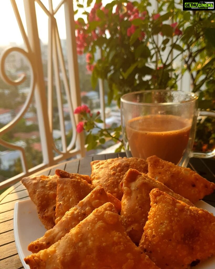 Priyaa Lal Instagram - I made these yummy punjabi samoosas today for the first time ,it came out so well, munching on it with my tea #homecooking #cookingwithlove #samoosa #sunset #eveningsnacks #indiancooking #lockdowncooking #lockdown