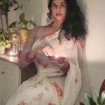 Priyaa Lal Instagram - Happy Diwali to all 🤍🩷 #happydiwali #diwali #festival #indian #saree #instagood
