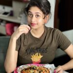 Priyaa Lal Instagram - IND vs PAK 🇮🇳🇵🇰 Will India be able to chase 160 tonight? Enjoying a homemade pizza during the match break #matchday #instagram #post #pizza #match #india #pakistan #sundayvibes #t20 #cricket #insta #viratkohli #indiancricket #bleedblue #trending #indvspak #sport #sunday #viral #foodporn #t20worldcup #excited #memes #pizzalover #cricketlovers #foodie #instafood #cricketmemes #indian