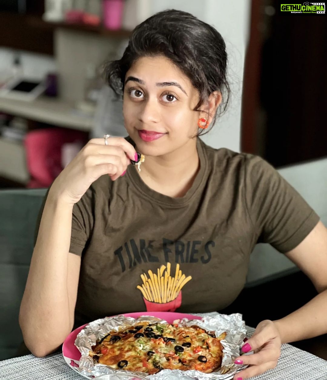 Priyaa Lal Instagram - IND vs PAK ๐ฎ๐ณ๐ต๐ฐ Will India be able to chase 160 tonight? Enjoying a homemade pizza during the match break #matchday #instagram #post #pizza #match #india #pakistan #sundayvibes #t20 #cricket #insta #viratkohli #indiancricket #bleedblue #trending #indvspak #sport #sunday #viral #foodporn #t20worldcup #excited #memes #pizzalover #cricketlovers #foodie #instafood #cricketmemes #indian