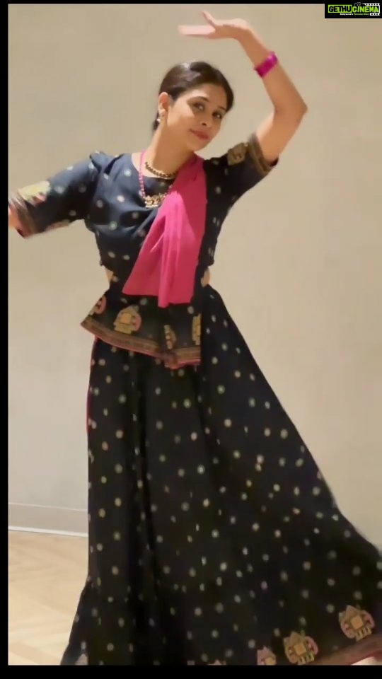 Priyaa Lal Instagram - 🖤💗 Choreography- @shravandanzz #navratri #dance #reels #instagram #gujarat #dholida #viral #trendingreels #viralvideos #dancereels #video #india #instagram #trending #navratrispecial #reelsinstagram #viralreels #aliabhatt #dancevideo #ethnicwear #ghagracholi