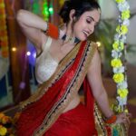 Priyanka KD Instagram - एक पल मे , वहाँ से हम उठे ! बैठने मे जहाँ , जमाने लगे ! #priyankakholgade #instagram #photography #photooftheday #love #lifestyle #life #redsaree #saree #sareefashion #sareelove