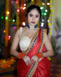 Priyanka KD Instagram - एक पल मे , वहाँ से हम उठे ! बैठने मे जहाँ , जमाने लगे ! #priyankakholgade #instagram #photography #photooftheday #love #lifestyle #life #redsaree #saree #sareefashion #sareelove