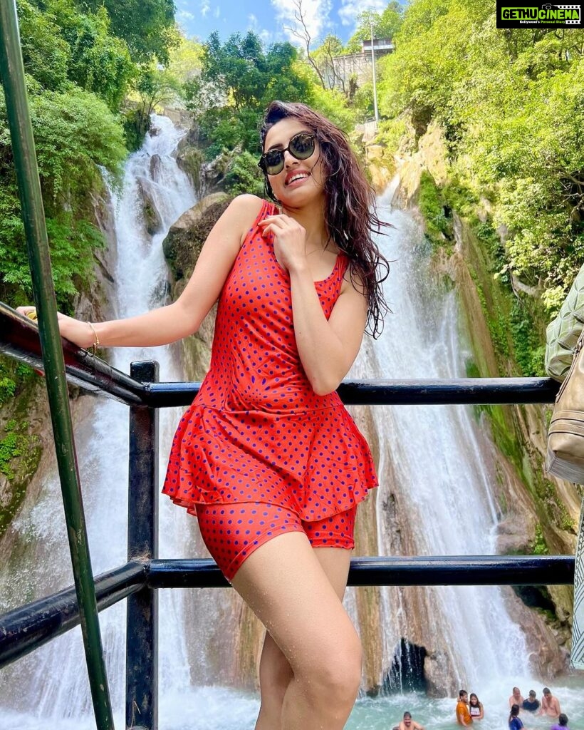 Priyanka KD Instagram - Yeeeeee full on masti …. #priyankakholgade #instagood #photography #mussoorie #uttarakhand #kemtyfall #masti #mastitime #hills #hillstation Kemty Water Fall