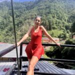 Priyanka KD Instagram - Yeeeeee full on masti …. #priyankakholgade #instagood #photography #mussoorie #uttarakhand #kemtyfall #masti #mastitime #hills #hillstation Kemty Water Fall