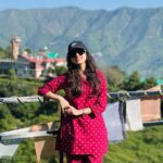 Priyanka KD Instagram - ये हंसी वादियां, ये खुशनुमा समा , ये ठंडी हवा , ये झुका आसमां …. #priyankakholgade #mussoorie #pahadi #hillstation #hills #location #uttarakhand #dehradun #vadiya Mussoorie