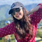 Priyanka KD Instagram - ये हंसी वादियां, ये खुशनुमा समा , ये ठंडी हवा , ये झुका आसमां …. #priyankakholgade #mussoorie #pahadi #hillstation #hills #location #uttarakhand #dehradun #vadiya Mussoorie