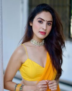 Priyanka KD Instagram - किसी की दुनिया चाहत मैं बरबाद है ….. 

#priyankakholgade #instagram #instadaily #photography #photooftheday #sareelove #saree #yellow #sareelover #sareefashion #pose #photo #mumbai #maharashtra #hyderabad #telugu #teluguactress