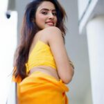 Priyanka KD Instagram - किसी की दुनिया चाहत मैं बरबाद है ….. #priyankakholgade #instagram #instadaily #photography #photooftheday #sareelove #saree #yellow #sareelover #sareefashion #pose #photo #mumbai #maharashtra #hyderabad #telugu #teluguactress