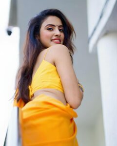 Priyanka KD Instagram - किसी की दुनिया चाहत मैं बरबाद है ….. 

#priyankakholgade #instagram #instadaily #photography #photooftheday #sareelove #saree #yellow #sareelover #sareefashion #pose #photo #mumbai #maharashtra #hyderabad #telugu #teluguactress