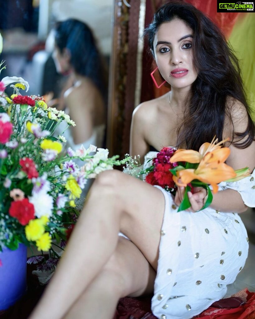 Priyanka KD Instagram - प्रत्येक फूल का अपना एक जादू होता है। ….. #priyankakholgade #instagood #instagram #photooftheday #photography #photo #instadaily #whiteflowers #roses #flowers #happy #life #smile #mumbai