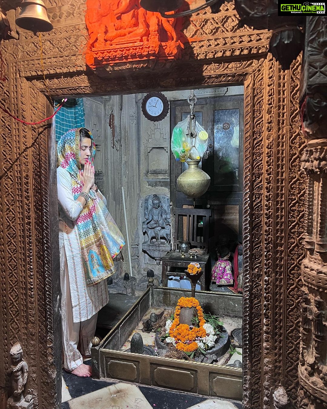 Priyanka KD Instagram - शिव से ही श्रृष्टि है , शिव से ही शक्ति है, अति आनंद सिर्फ़ शिव भक्ति है ! ॐ नमःशिवाय 🙏🏻🛕☘️🌺🪷….. #harharmahadev #harharmahadevॐ #shiv #shiva #mahadev #priyankakholgade #life #ॐ #om #kashivishwanath #kashi #shrikashivishwanath #temple #hindu #bholenath श्री काशीविश्वनाथ ज्योर्तिलिंग मंदिर - Shri Kashi Vishwanath Jyotirlinga