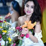 Priyanka KD Instagram - प्रत्येक फूल का अपना एक जादू होता है। ….. #priyankakholgade #instagood #instagram #photooftheday #photography #photo #instadaily #whiteflowers #roses #flowers #happy #life #smile #mumbai