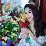 Priyanka KD Instagram - प्रत्येक फूल का अपना एक जादू होता है। ….. #priyankakholgade #instagood #instagram #photooftheday #photography #photo #instadaily #whiteflowers #roses #flowers #happy #life #smile #mumbai